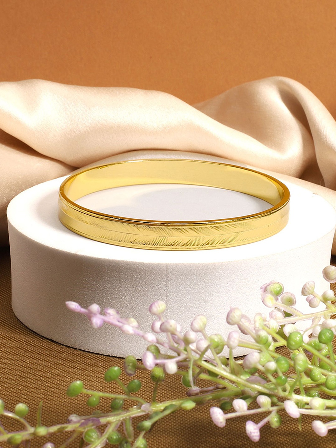 

Yellow Chimes Unisex Bangle-Style Bracelet, Gold