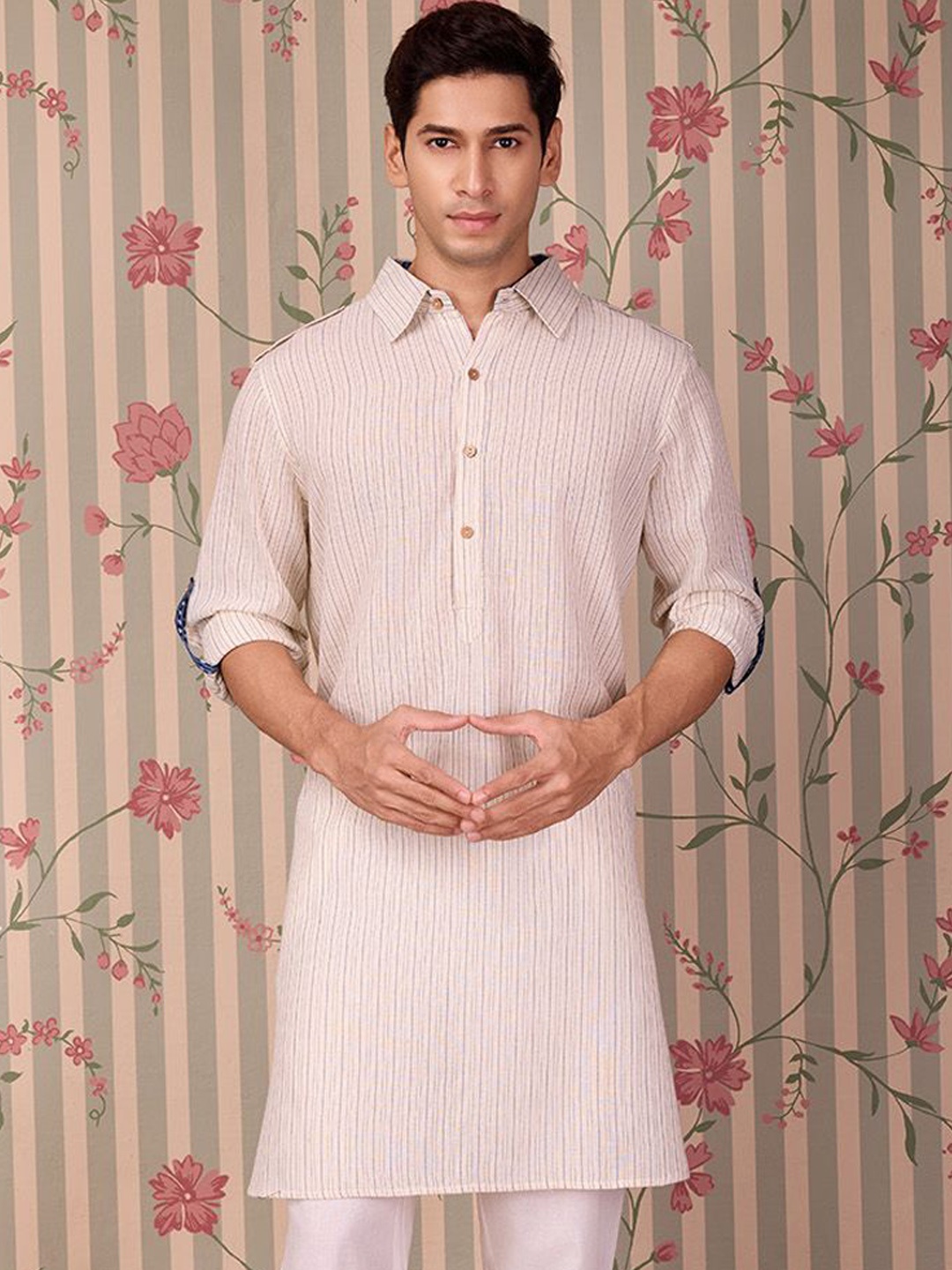 

Ode by House of Pataudi Men Striped Mirror Work Kurta, Off white