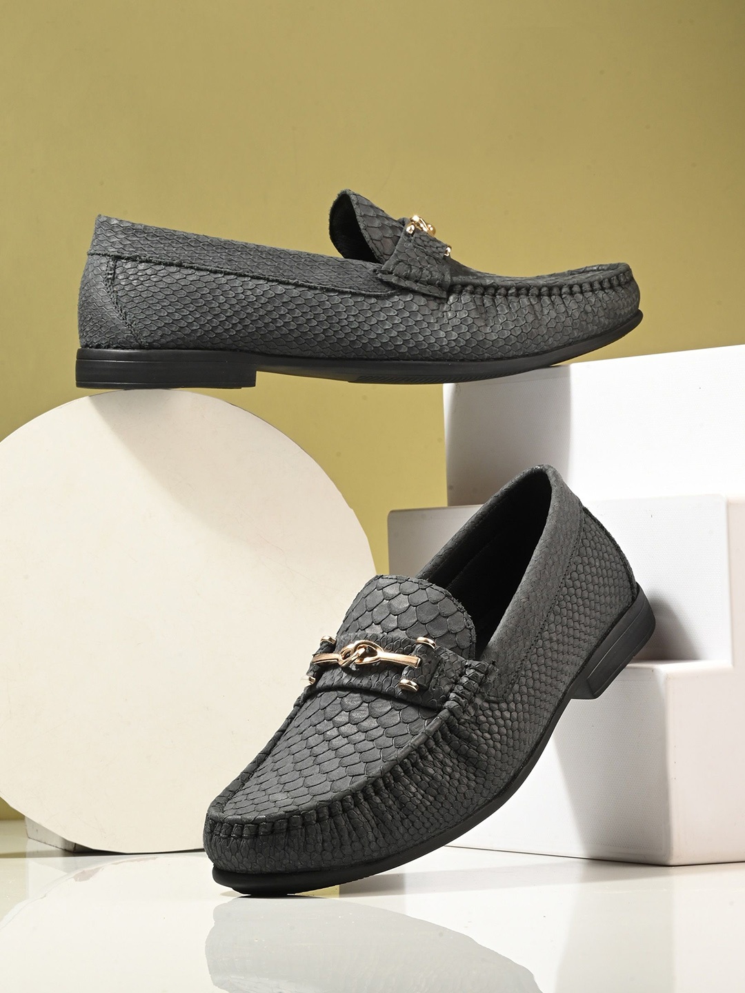 

Hitz Men Textured Leather Loafers, Grey