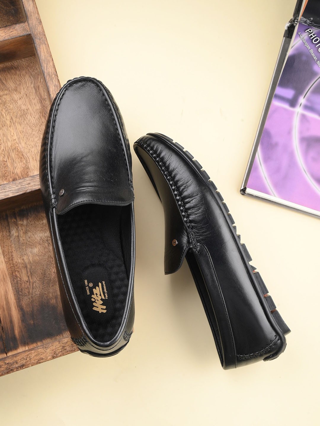 

Hitz Men Textured Leather Loafers, Black