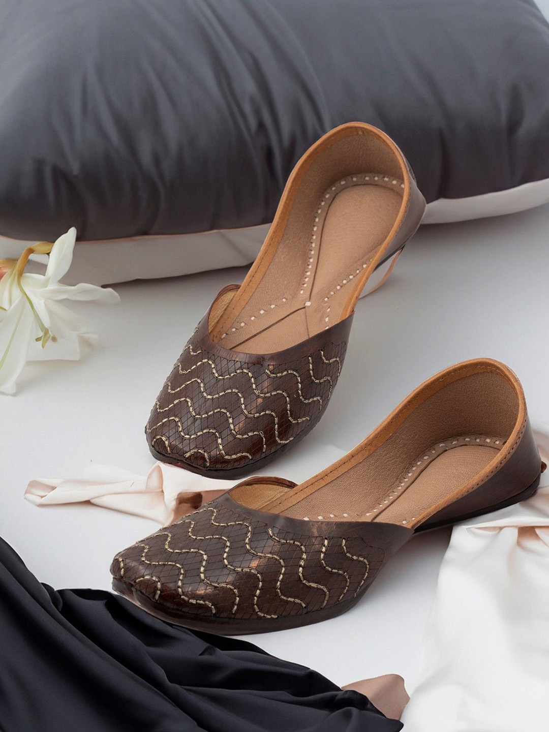 

KORAKARI Women Ethnic Mojaris Flats with Embroidered, Brown