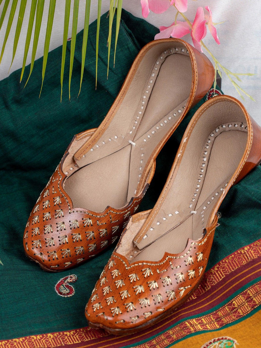 

KORAKARI Women Ethnic Mojaris Flats with Laser Cuts, Tan