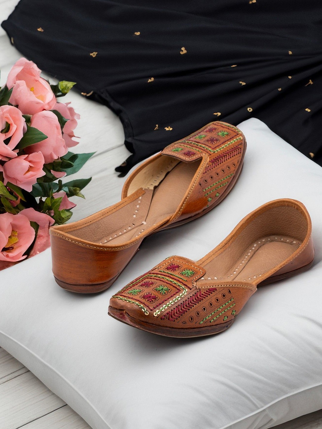 

KORAKARI Women Ethnic Mojaris Flats with Embroidered, Tan