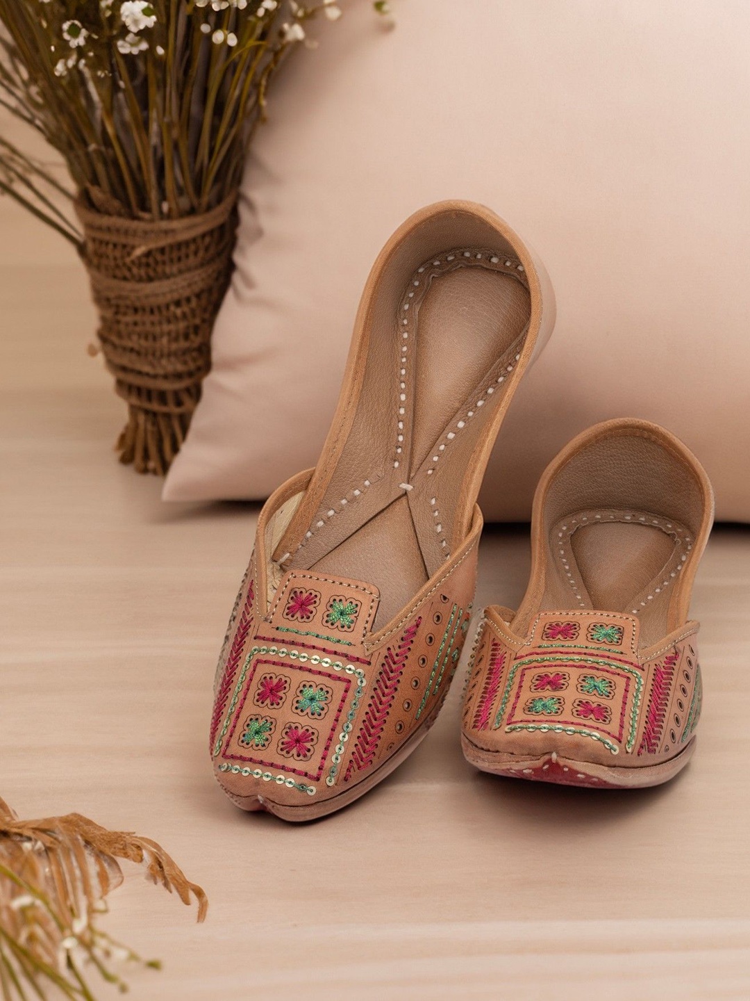 

KORAKARI Women Ethnic Mojaris Flats with Embroidered, Beige