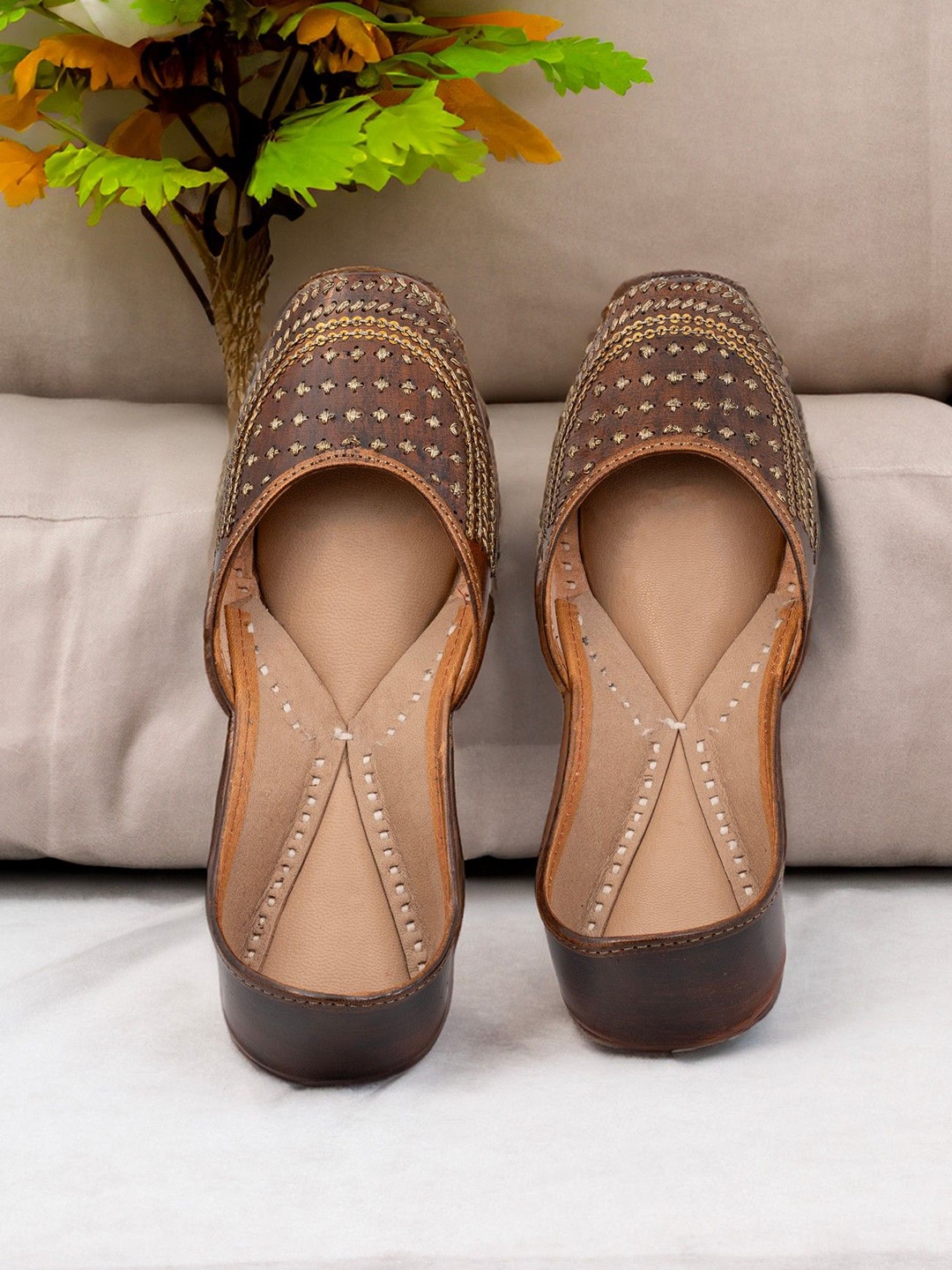 

KORAKARI Women Ethnic Mojaris Flats with Embroidered, Brown