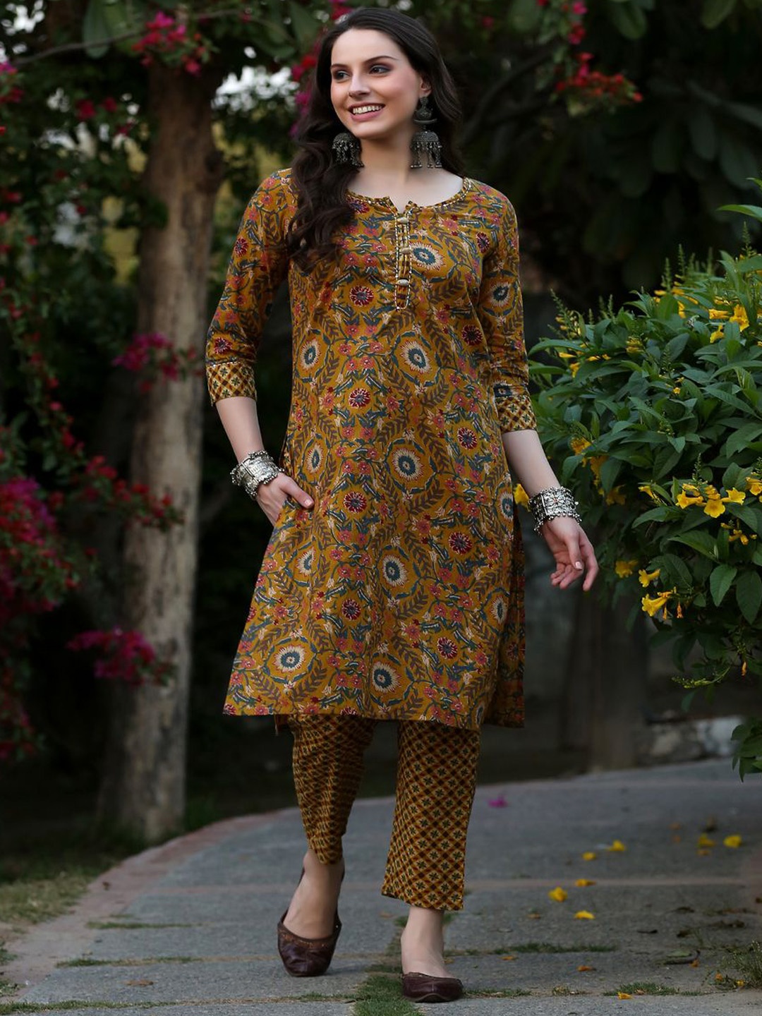 

DECKEDUP Women Floral Straight Kurta, Mustard