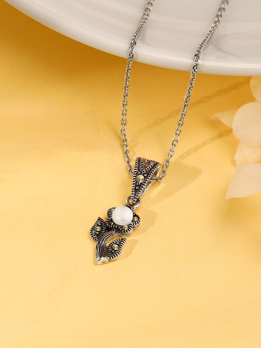 

GIVA Women Rhodium-Plated Contemporary Pendants with Chains, Silver