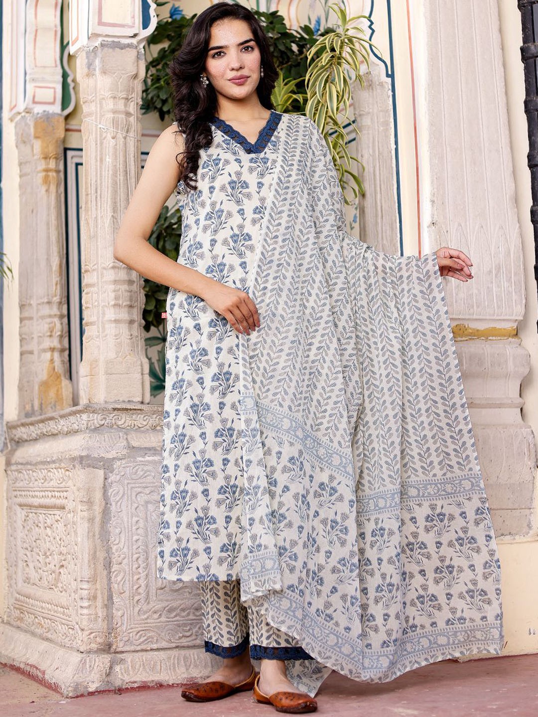 

VASVI Women Floral Printed Regular Pure Cotton Kurta with Pyjamas & With Dupatta, White
