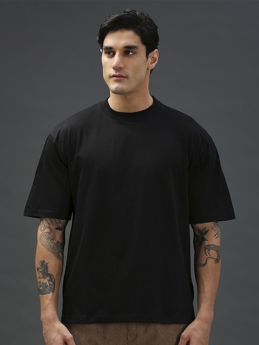 

Vibe The Hype Men Solid Round Neck Oversized T-shirt, Black