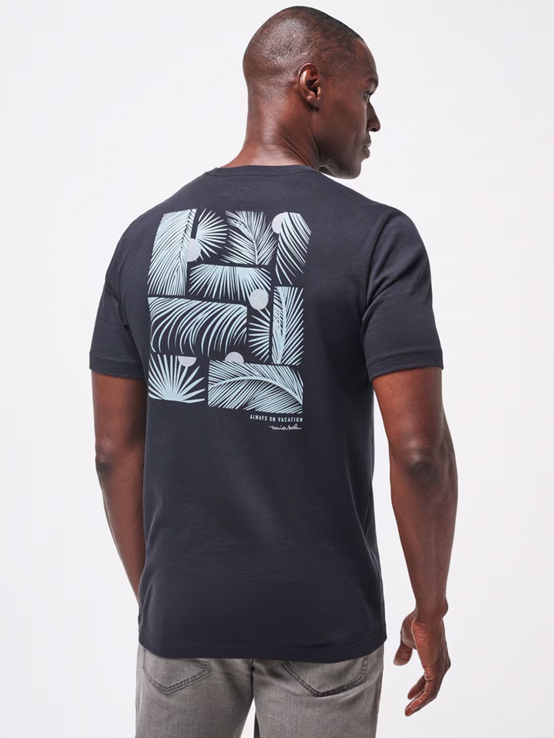 

TRAVIS MATHEW Men Tropical Printed Round Neck T-shirt, Black