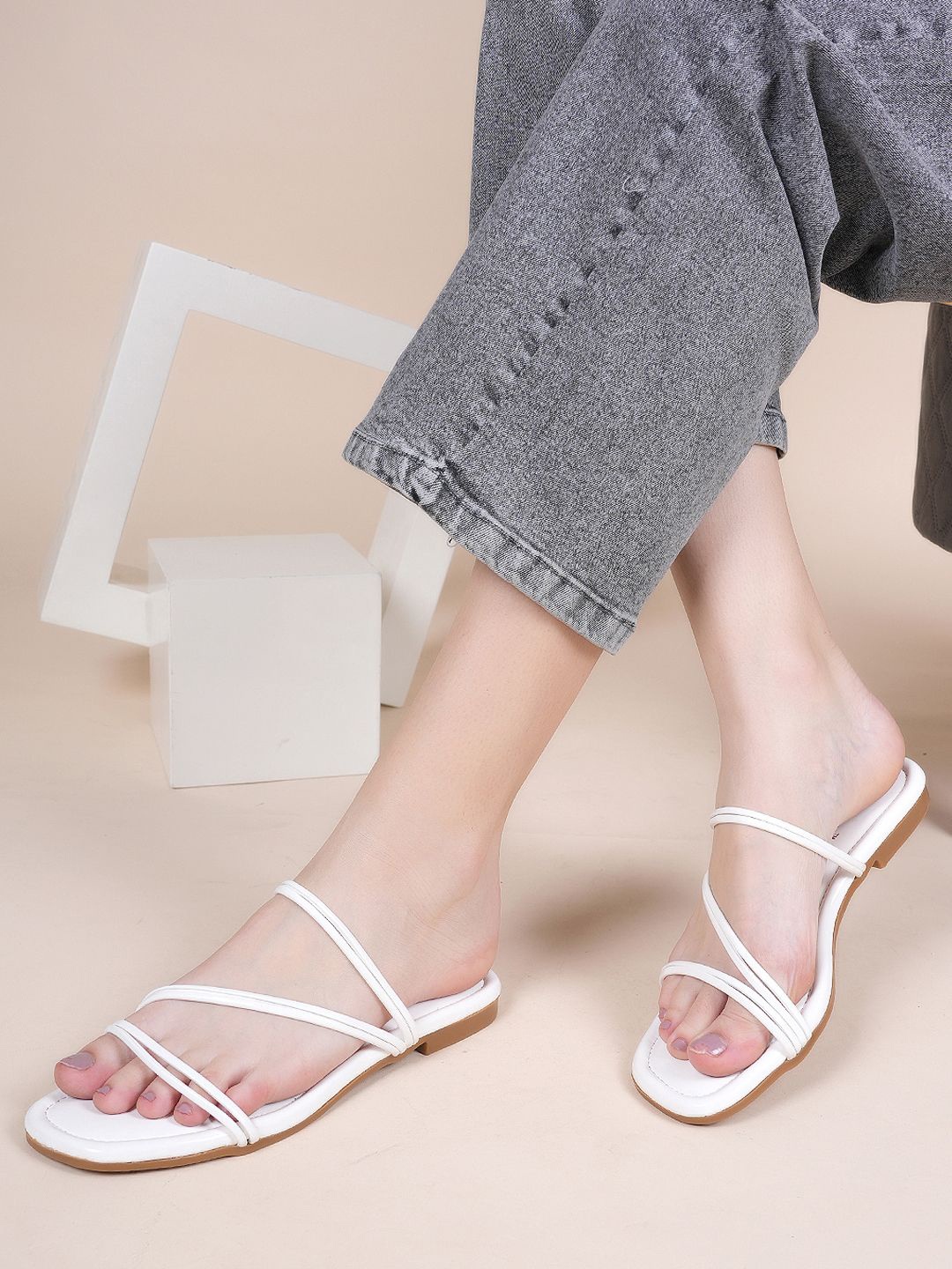 

Mast & Harbour Women Open Toe Flats, White