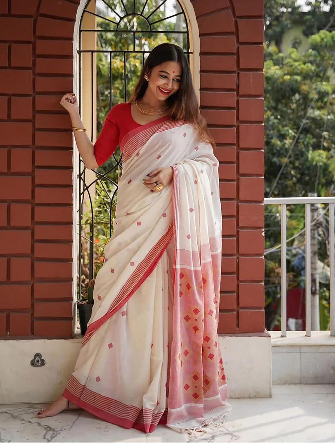 

KALINI Woven Design Zari Silk Blend Banarasi Saree, White