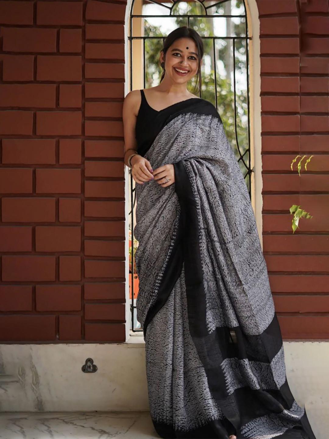 

KALINI Printed Banarasi Saree, Grey