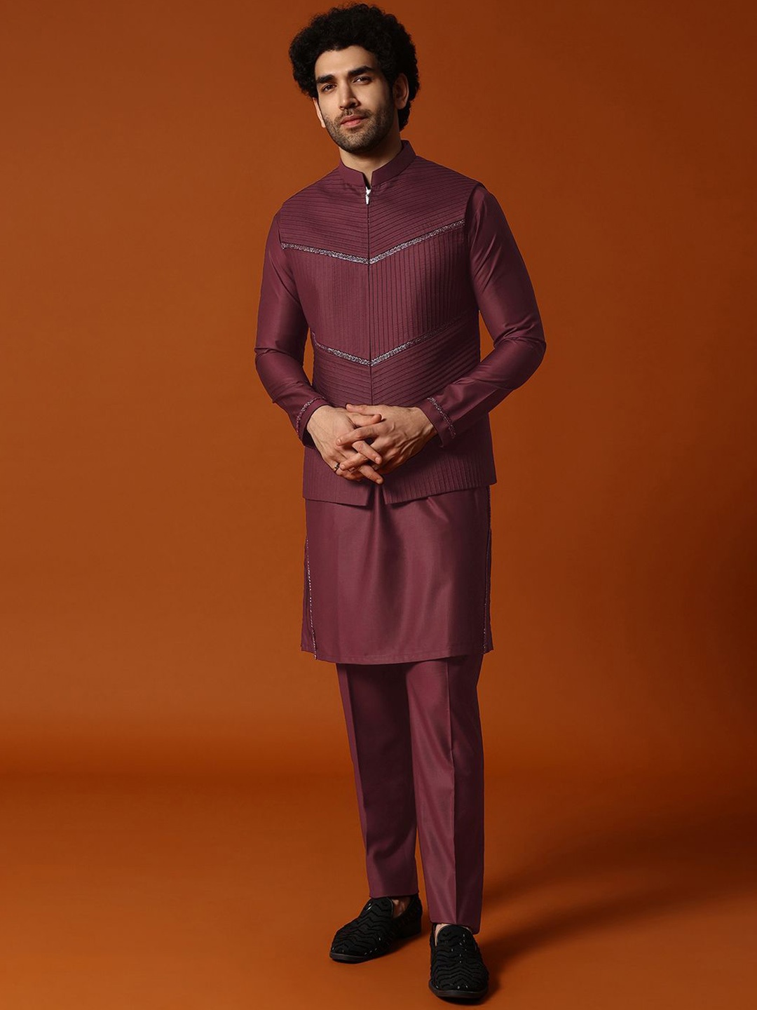 

KALKI Fashion Men Regular Beads and Stones Kurta with Trousers, Maroon