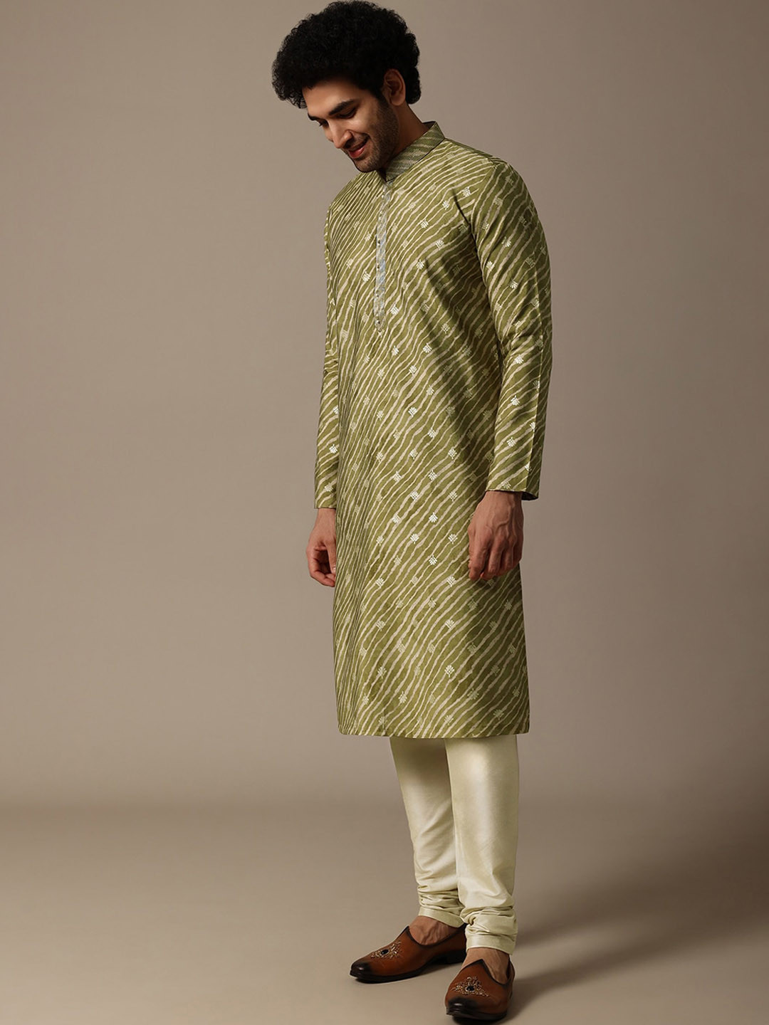 

KALKI Fashion Men Leheriya Printed Regular Kurta With Trousers, Green