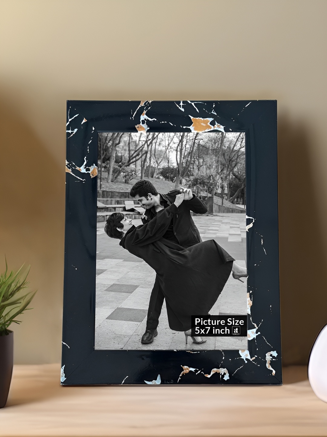 

Art Street Unisex Black & White 1 Pieces Wood Table Photo Frames