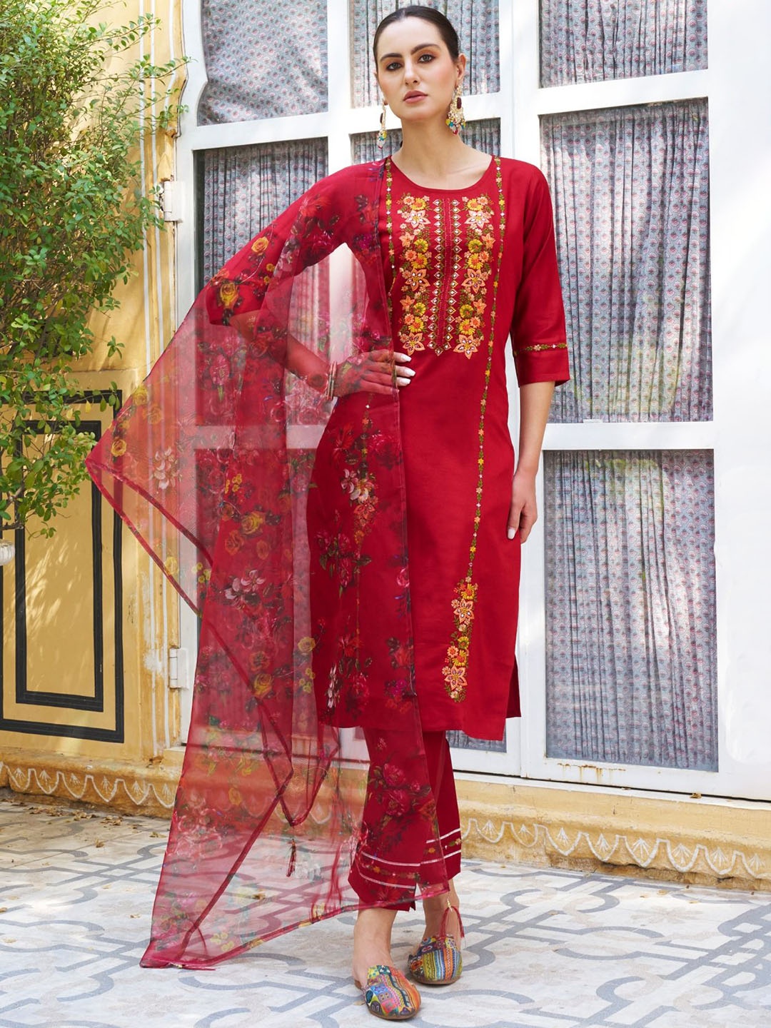 

VredeVogel Women Floral Embroidered Regular Kurta with Trousers & With Dupatta, Maroon