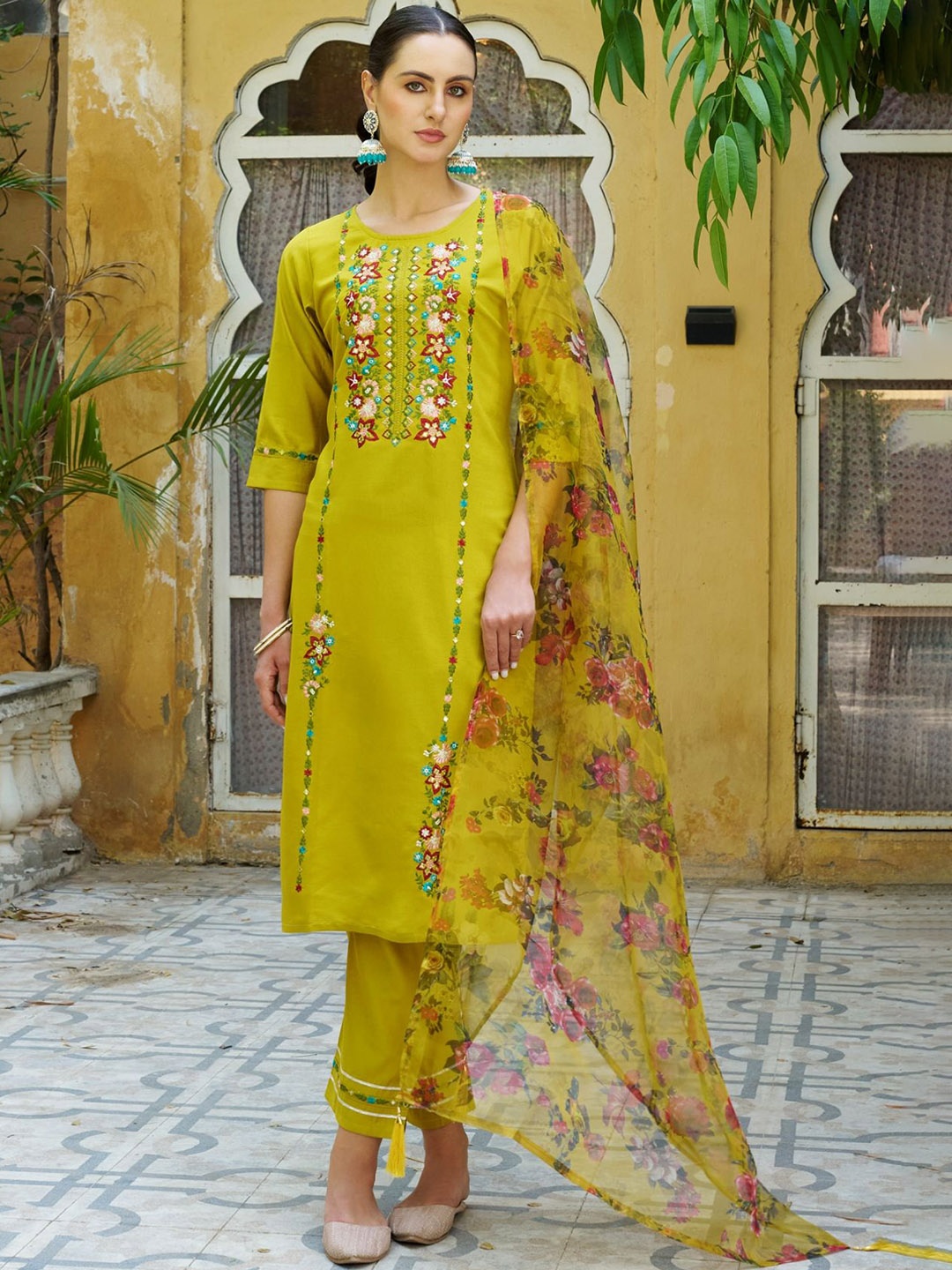 

VredeVogel Women Floral Embroidered Regular Thread Work Kurta with Trousers & With Dupatta, Yellow