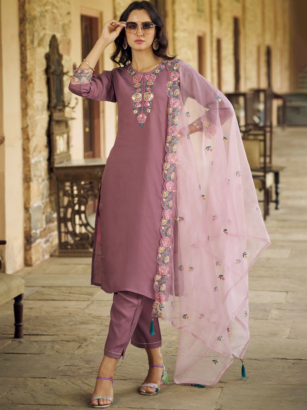 

VredeVogel Women Floral Embroidered Regular Thread Work Kurta with Trousers & With Dupatta, Purple