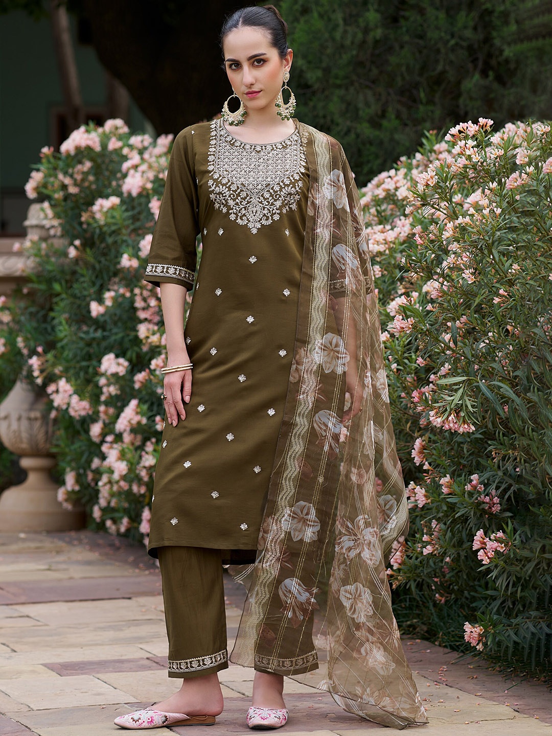 

VredeVogel Women Woven Design Embroidered Thread Work Kurta with Trousers & With Dupatta, Green