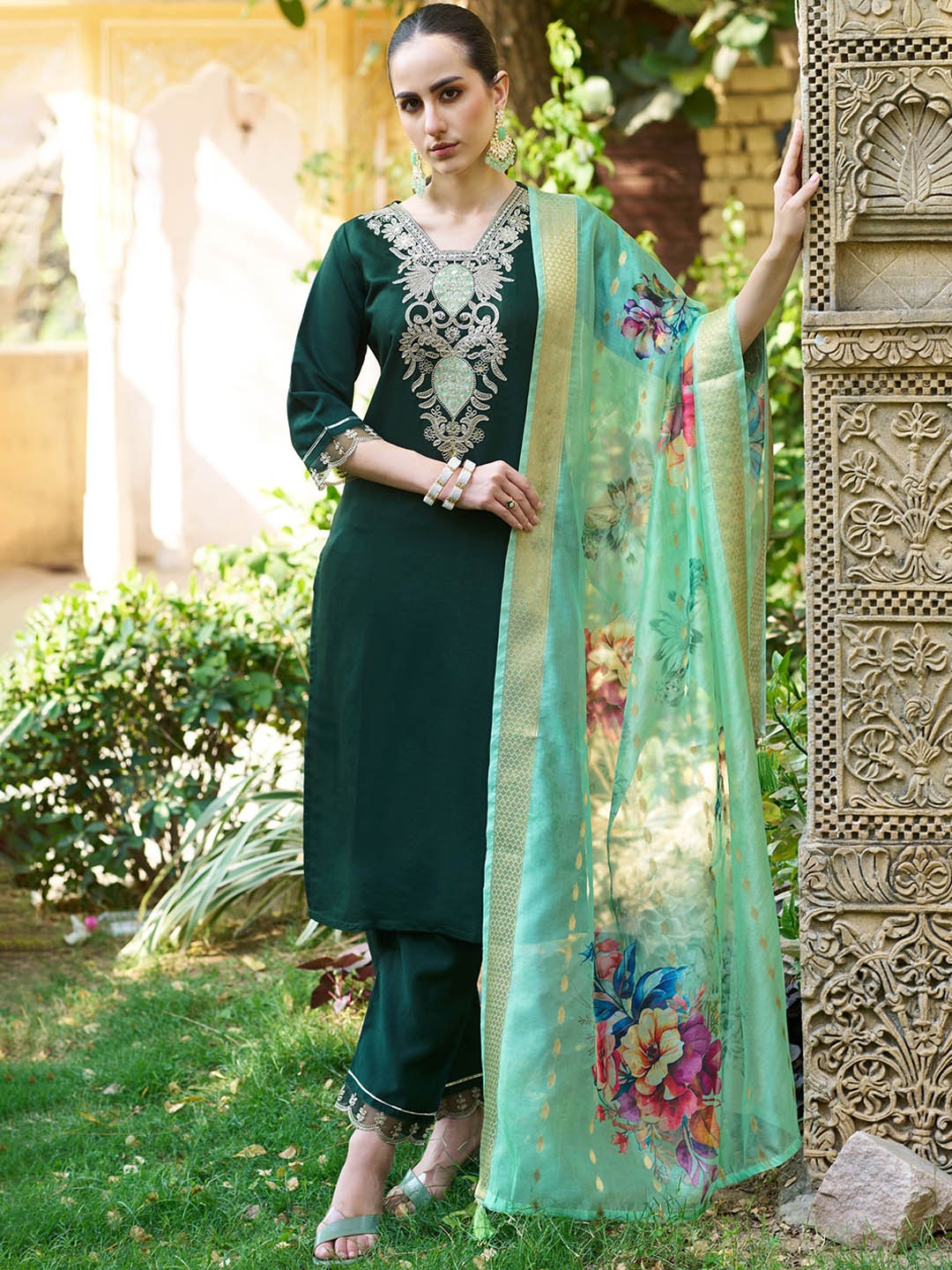 

VredeVogel Women Floral Embroidered Regular Thread Work Kurta with Trousers & With Dupatta, Green