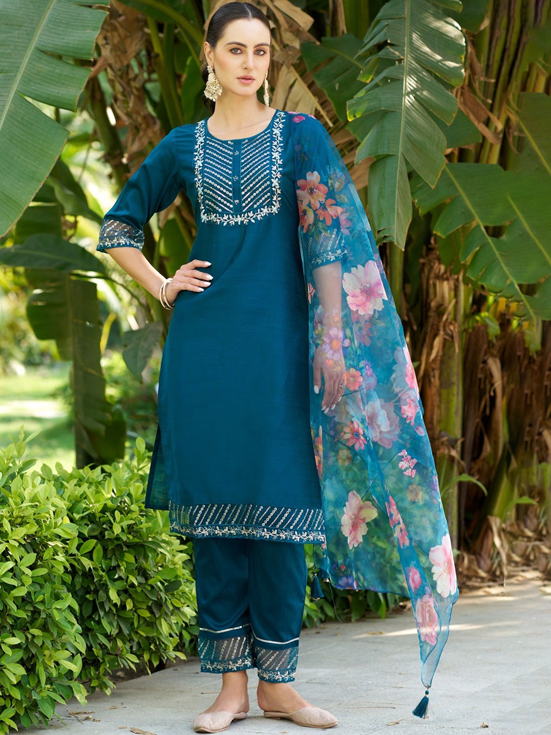 

VredeVogel Women Floral Embroidered Regular Thread Work Kurta with Trousers & With Dupatta, Teal