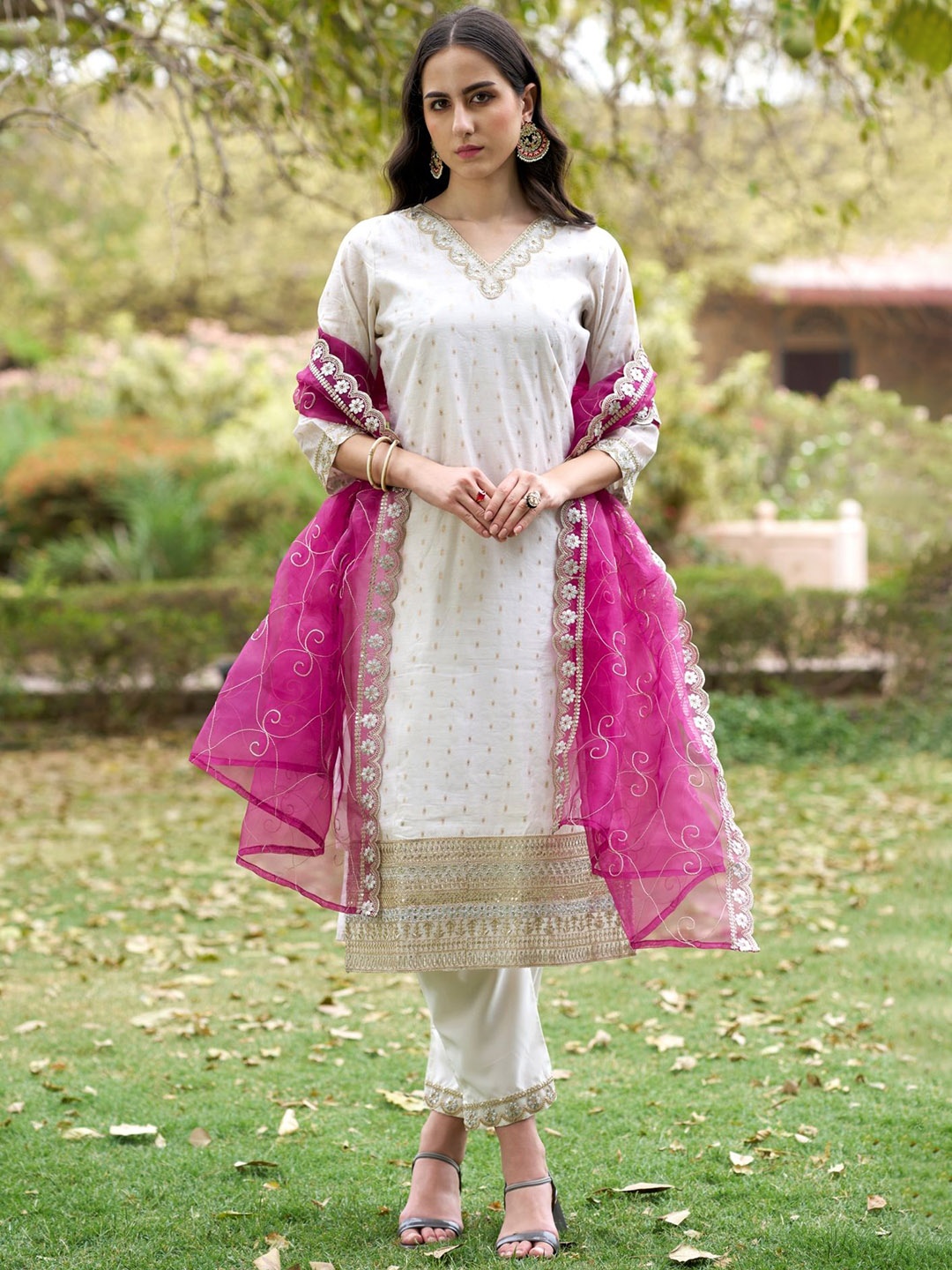 

VredeVogel Women Floral Embroidered Regular Thread Work Kurta with Trousers & With Dupatta, White
