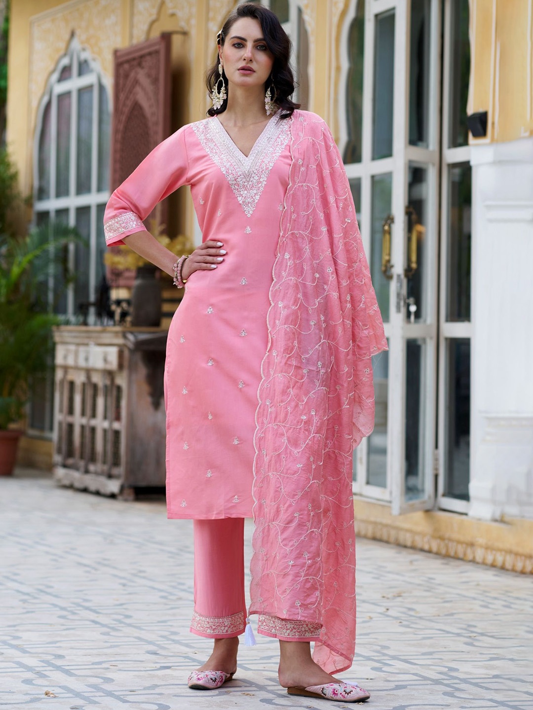 

VredeVogel Women Floral Embroidered Regular Kurta with Trousers & With Dupatta, Pink