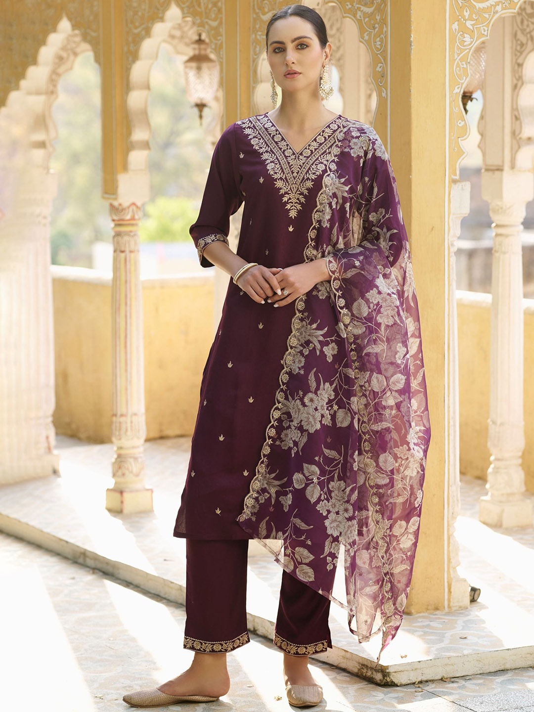 

VredeVogel Women Floral Embroidered Regular Thread Work Kurta with Trousers & With Dupatta, Purple