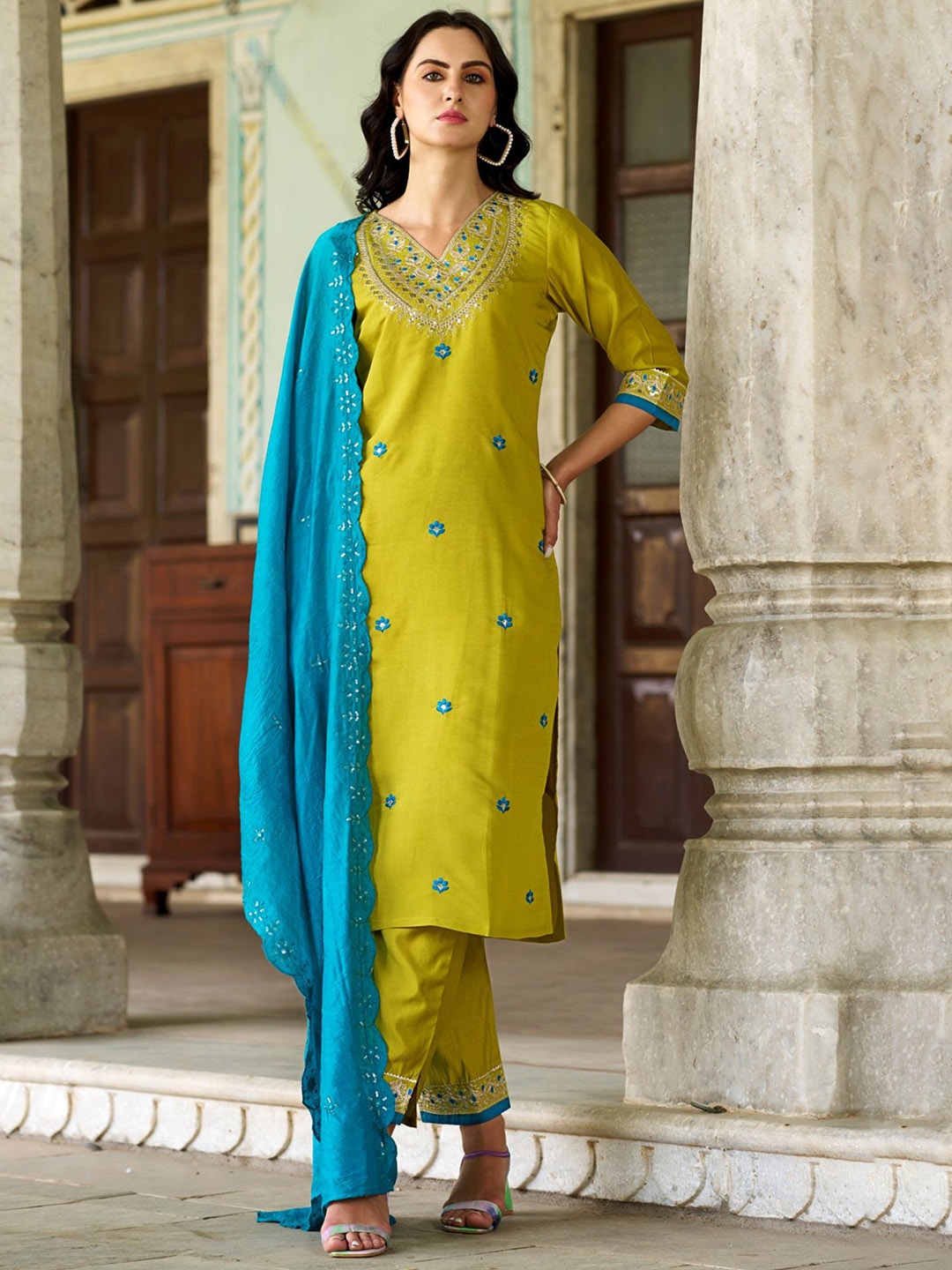 

VredeVogel Women Floral Embroidered Regular Thread Work Kurta with Trousers & With Dupatta, Yellow