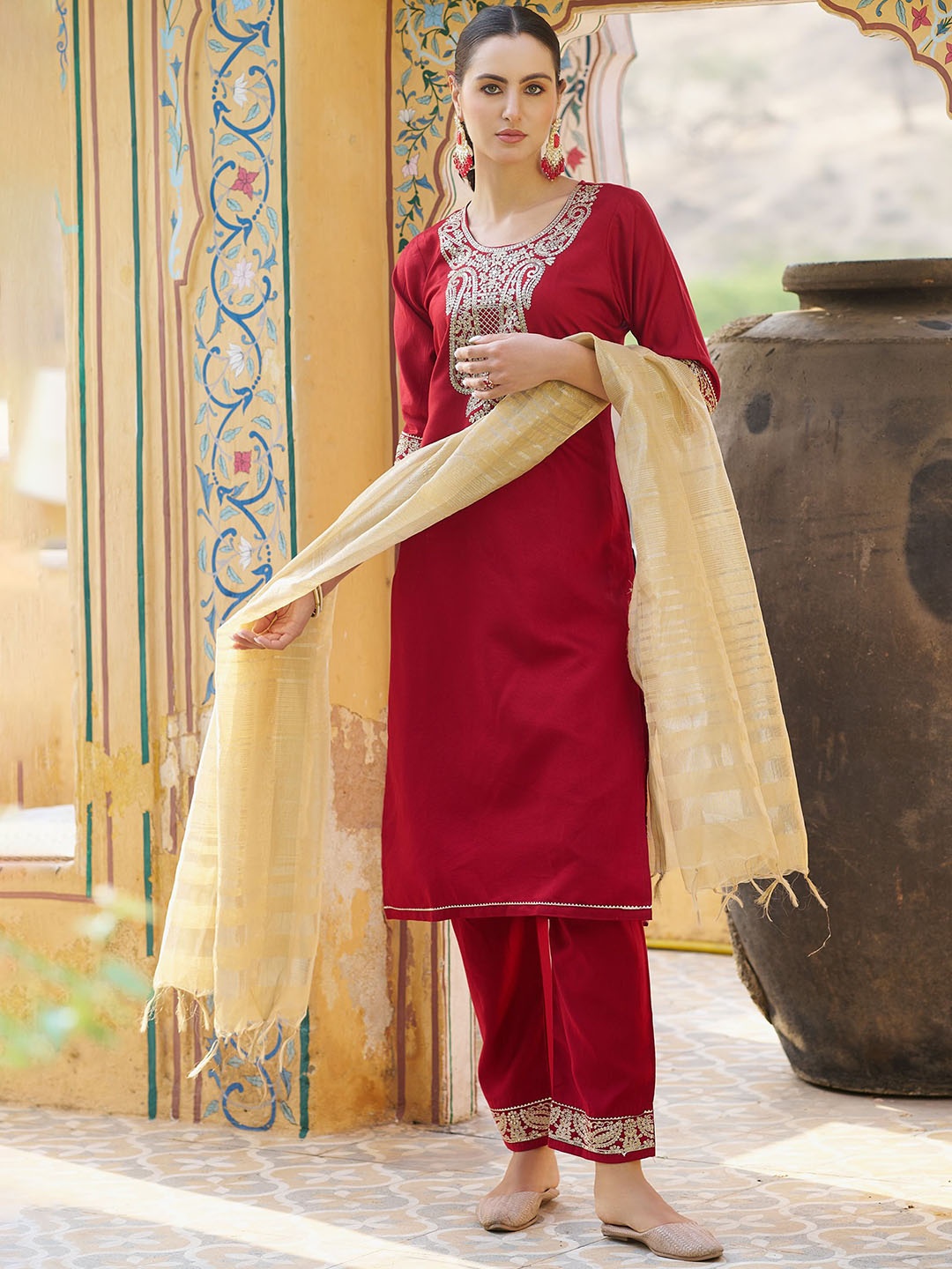

VredeVogel Women Paisley Embroidered Regular Kurta with Trousers & With Dupatta, Maroon