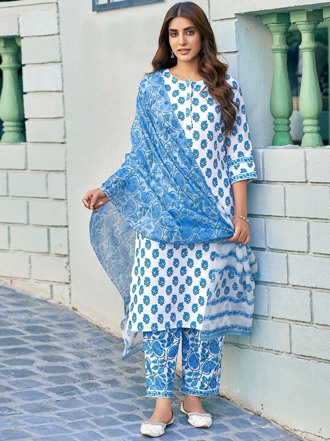 

KALINI Women Floral Printed Regular Gotta Patti Kurta with Trousers & With Dupatta, White