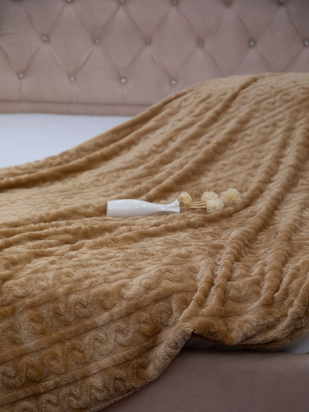 

STUDIOHMK Camel Brown AC Room 300 GSM Double Bed Comforter