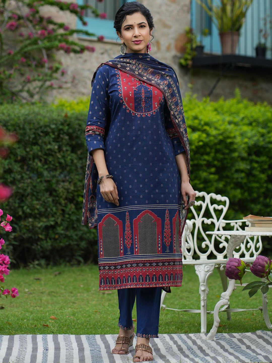 

Readiprint Fashions Women Floral Printed Regular Pure Cotton Kurta with Trousers Sets, Navy blue