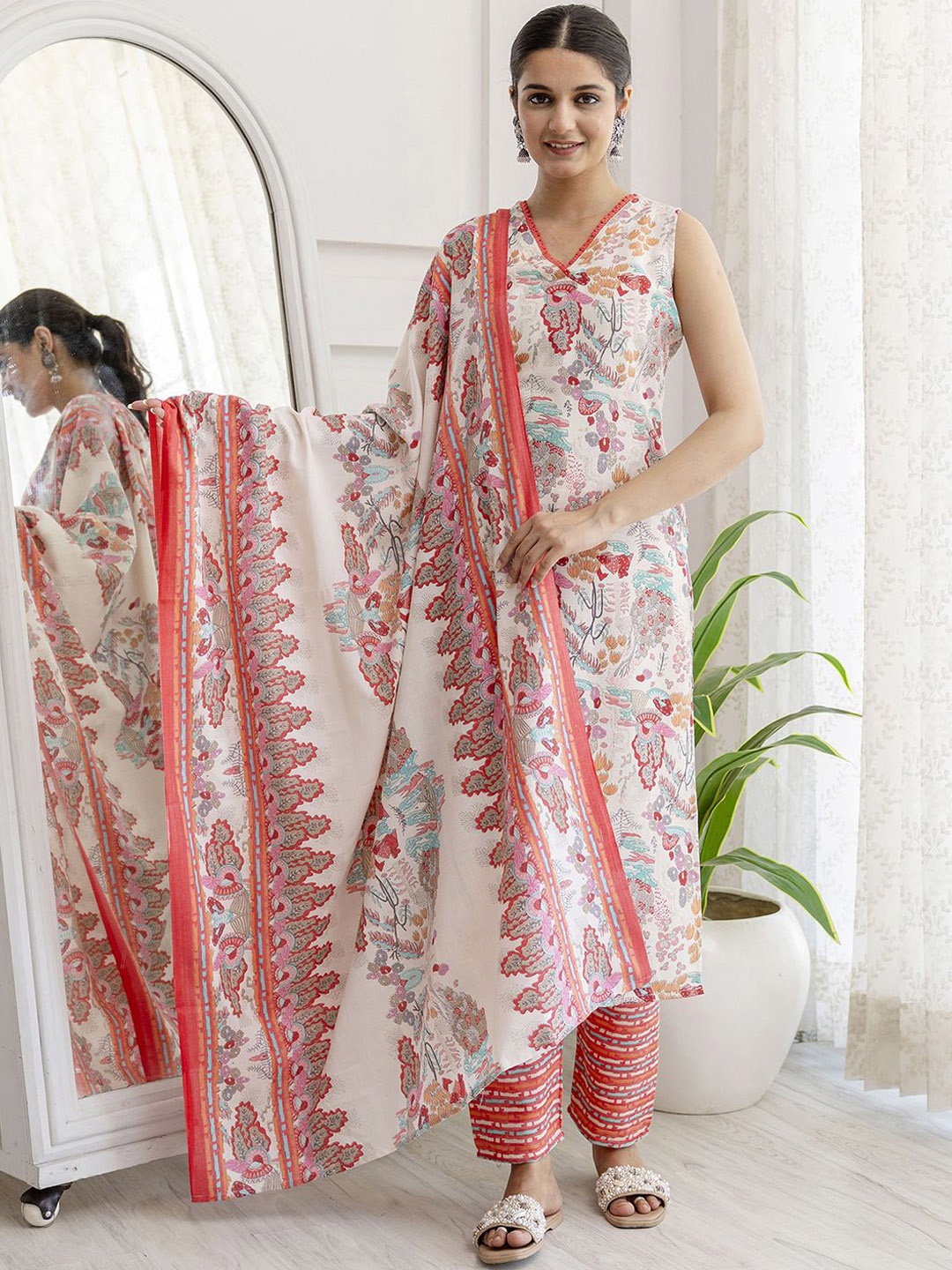 

Nayo Women Floral Printed Regular Kurta with Trousers & With Dupatta, Off white