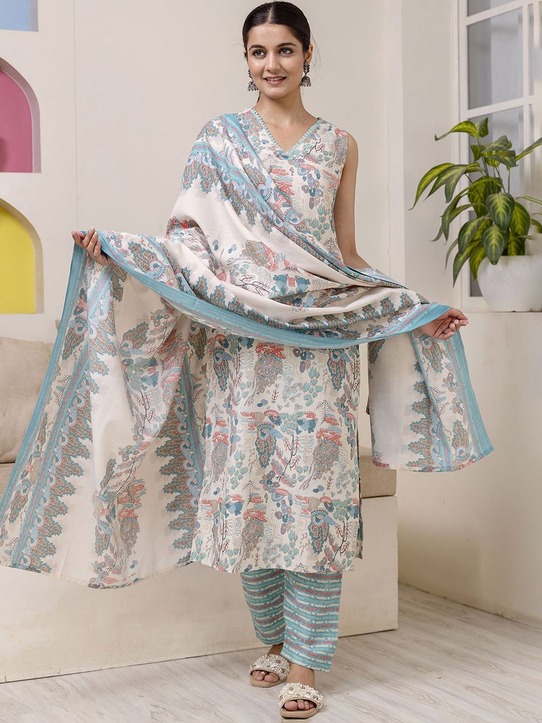 

Nayo Women Floral Printed Regular Kurta with Trousers & With Dupatta, Off white