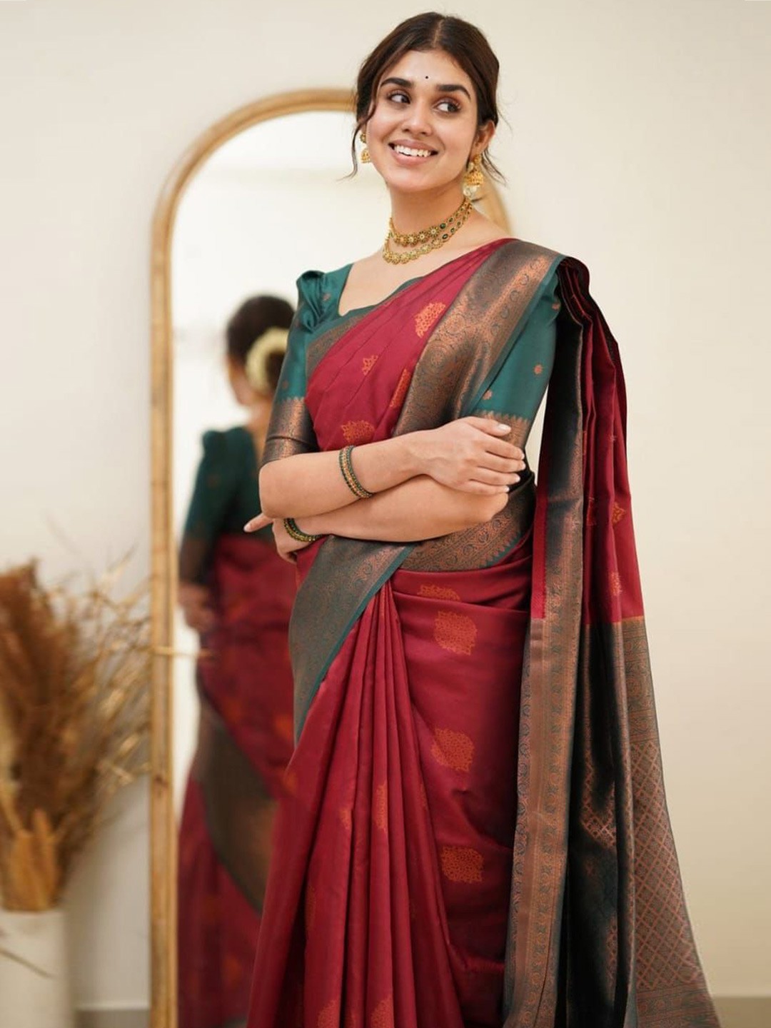 

AVANTIKA FASHION Woven Design Zari Banarasi Saree, Maroon