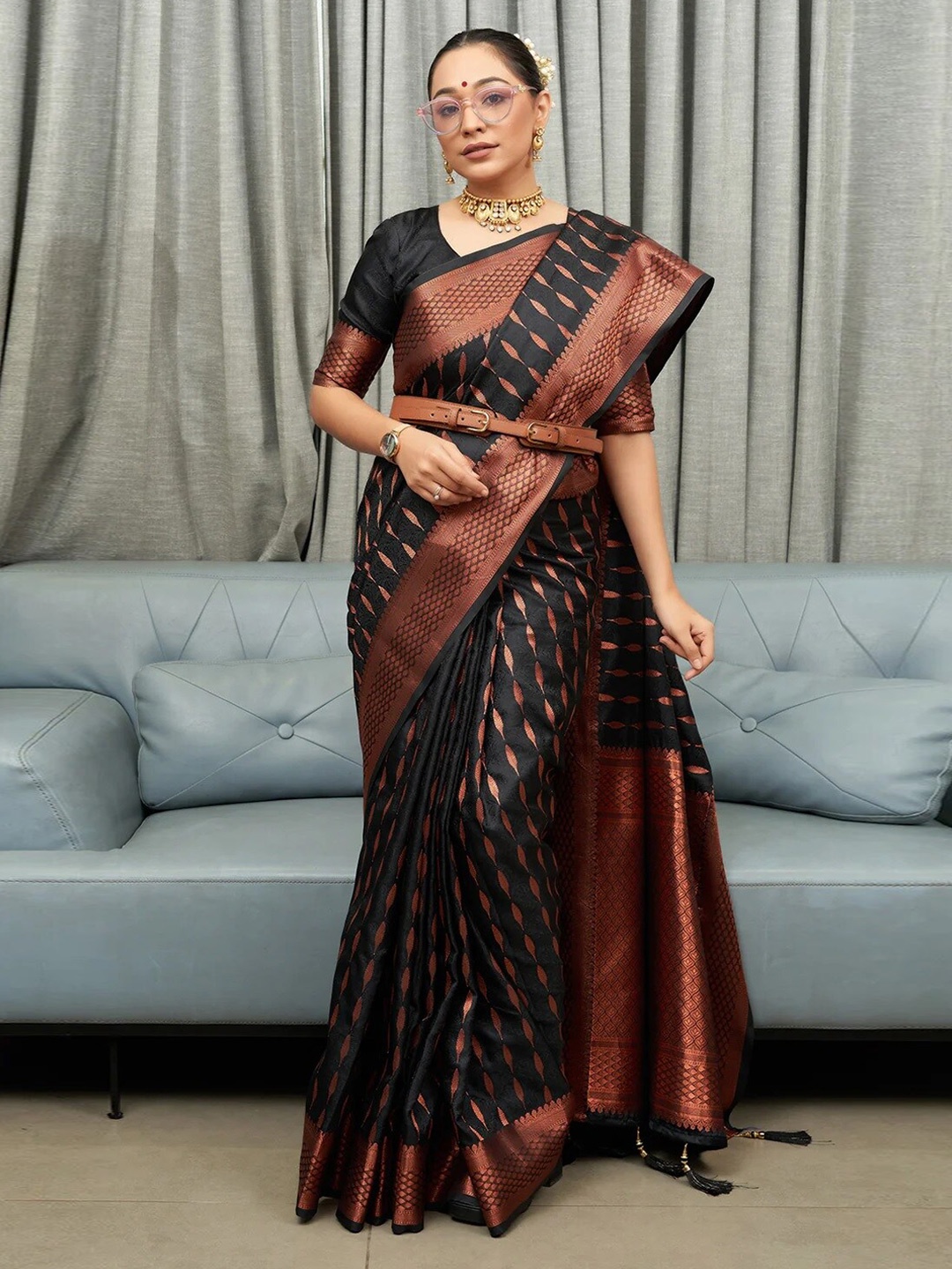 

AVANTIKA FASHION Woven Design Zari Banarasi Saree, Black