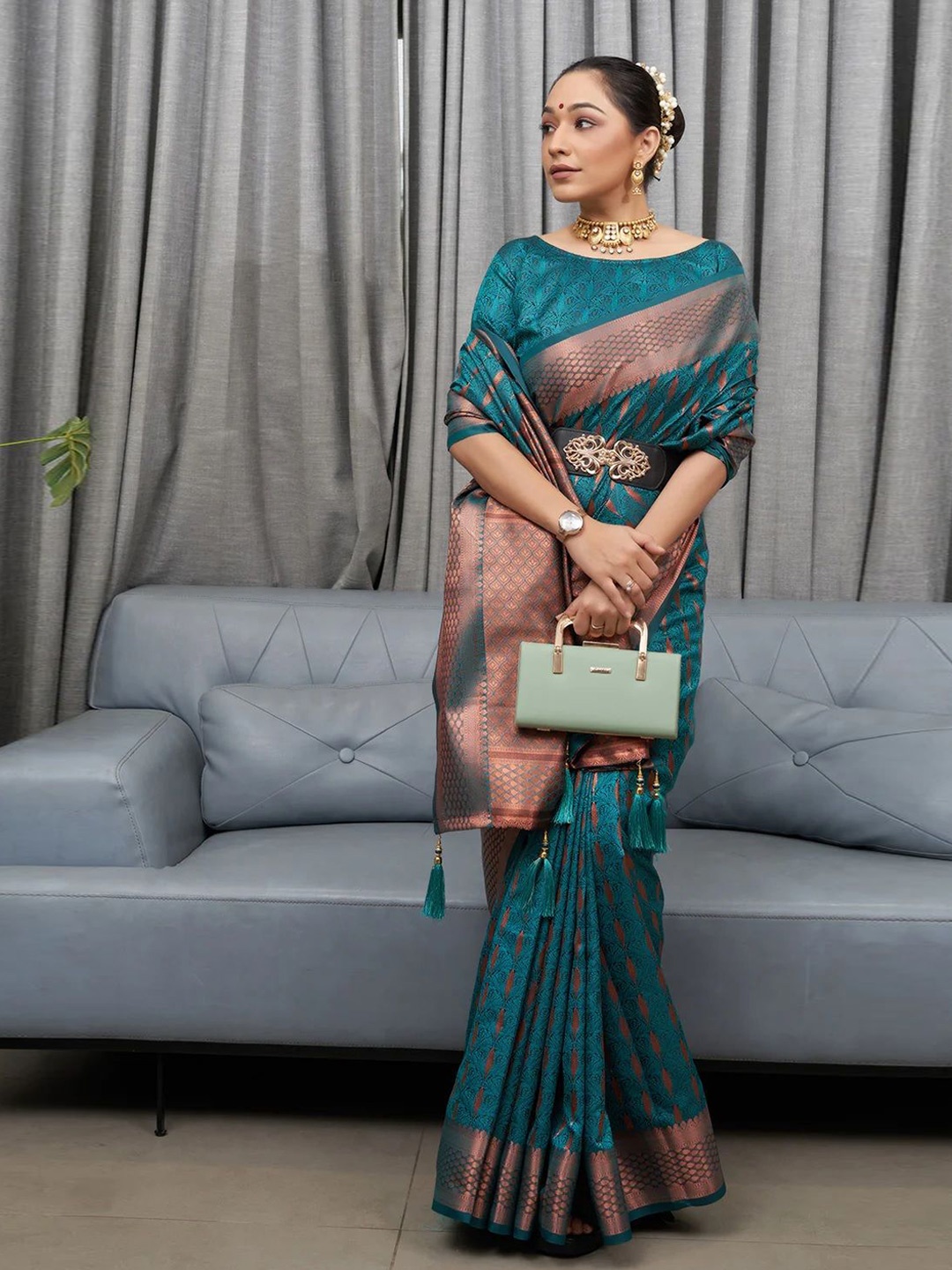 

AVANTIKA FASHION Woven Design Banarasi Saree, Teal