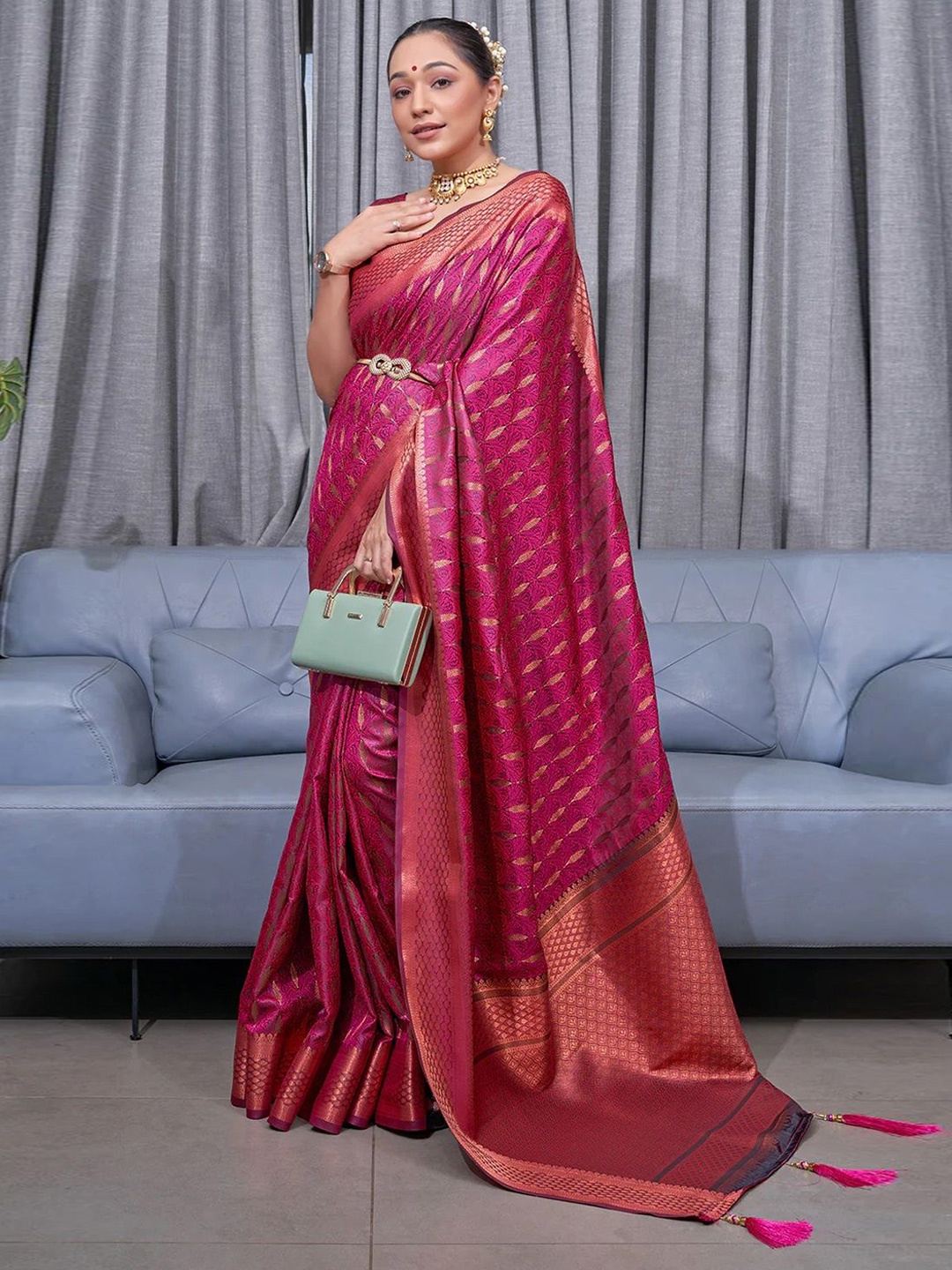 

AVANTIKA FASHION Ethnic Motifs Woven Design Zari Banarasi Saree, Pink