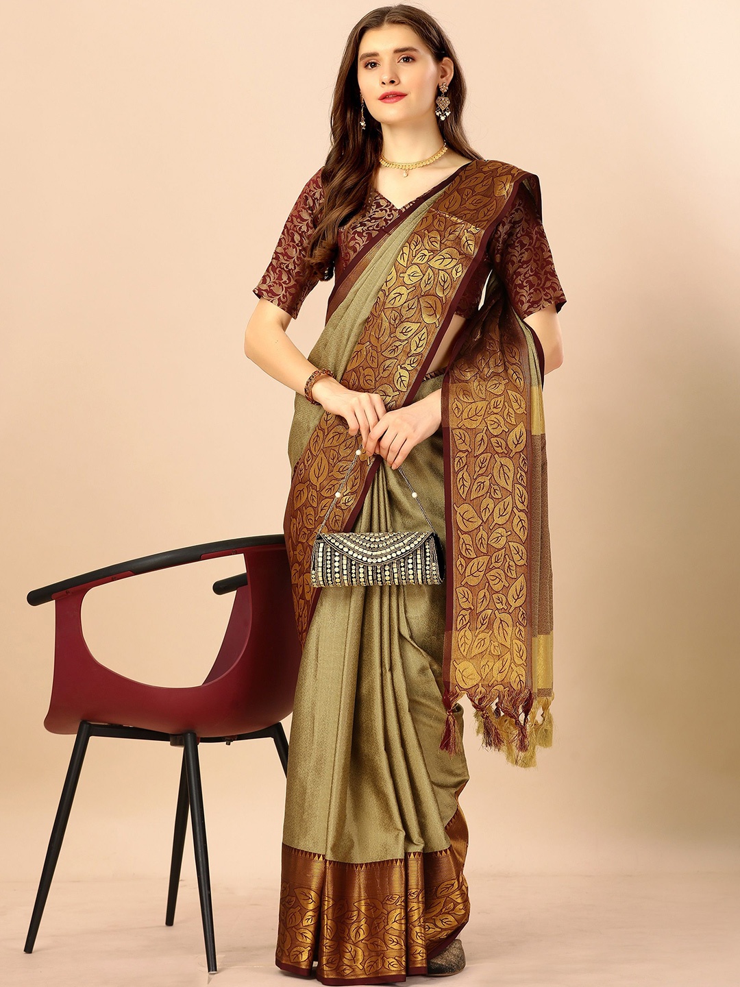 

AVANTIKA FASHION Ethnic Motifs Zari Banarasi Saree, Cream