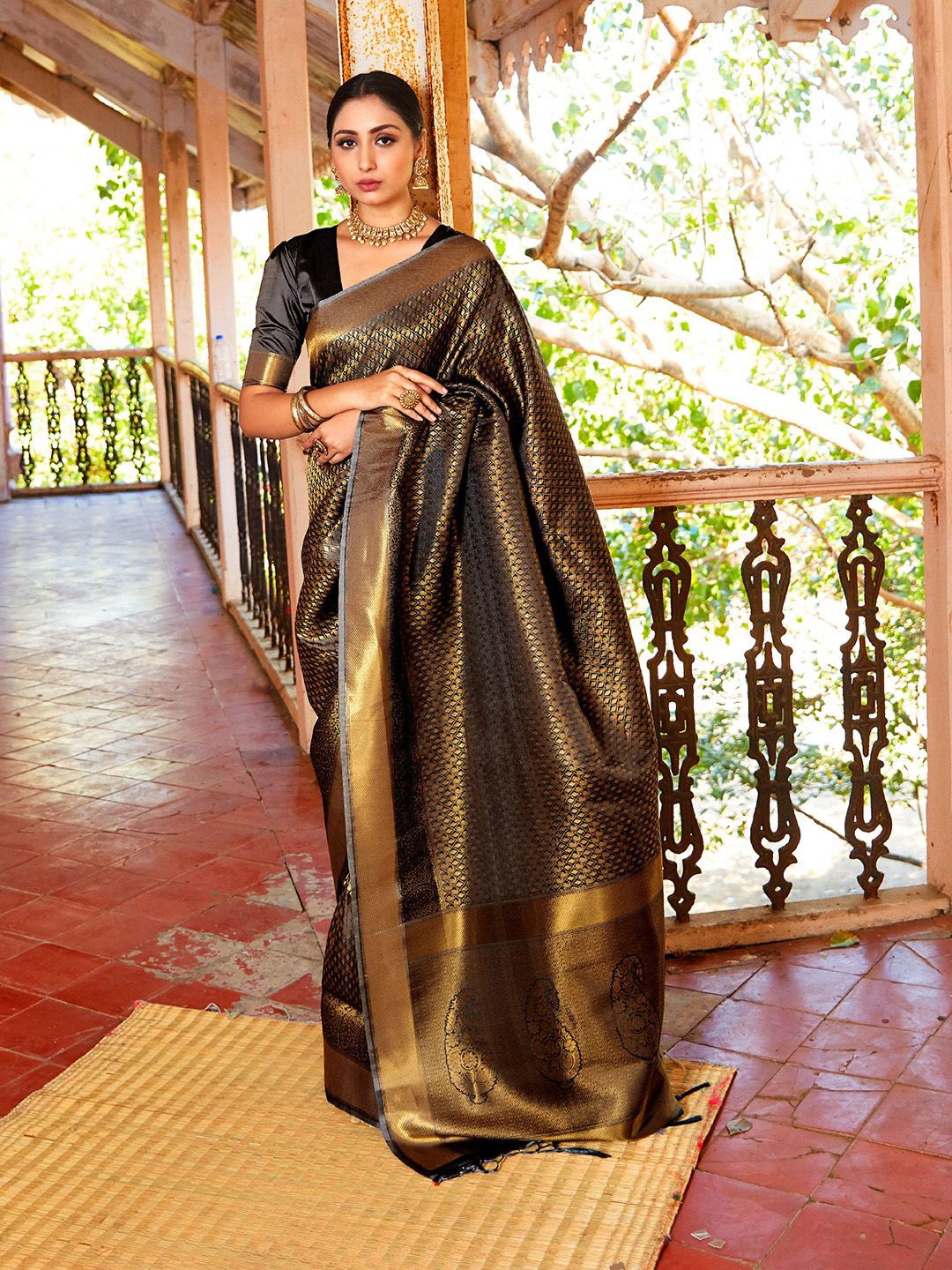 

Ishin Woven Design Zari Banarasi Saree, Black