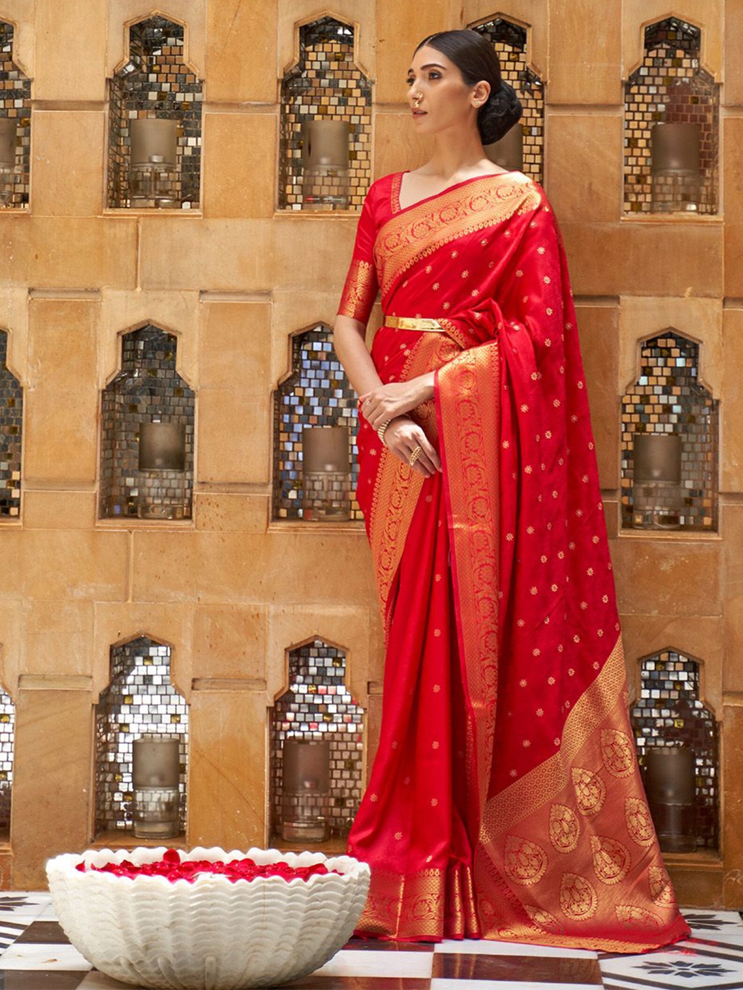 

Ishin Ethnic Motifs Woven Design Zari Banarasi Saree, Red