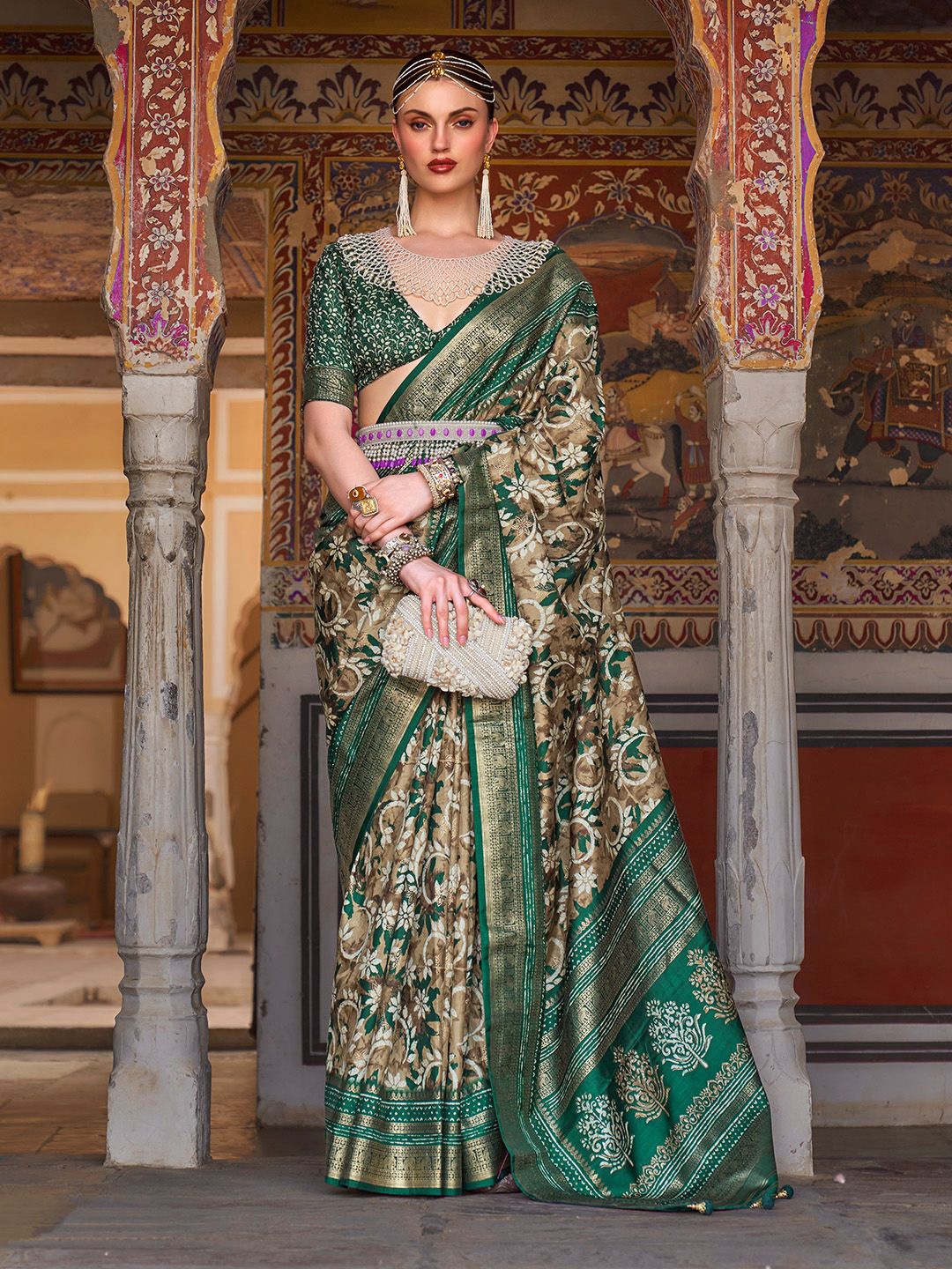 

Ishin Floral Zari Banarasi Saree With Blouse Piece, Green