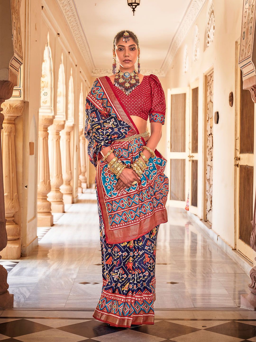 

Ishin Floral Zari Banarasi Saree, Navy blue