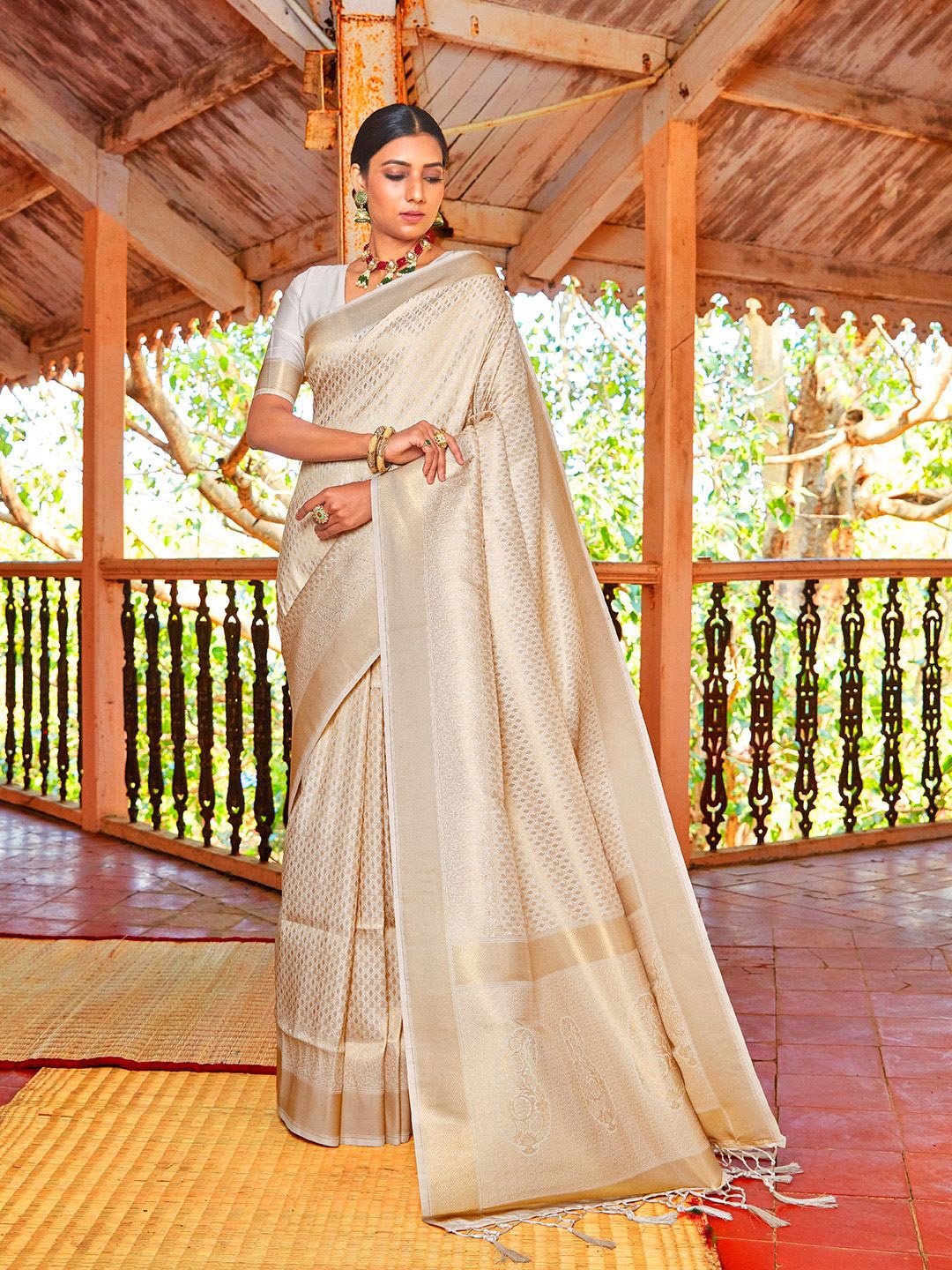 

Ishin Ethnic Motifs Zari Banarasi Saree, Off white