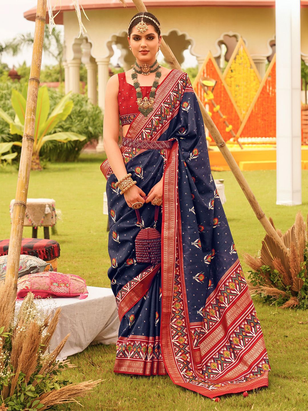 

Ishin Ethnic Motifs Woven Design Zari Banarasi Saree, Navy blue