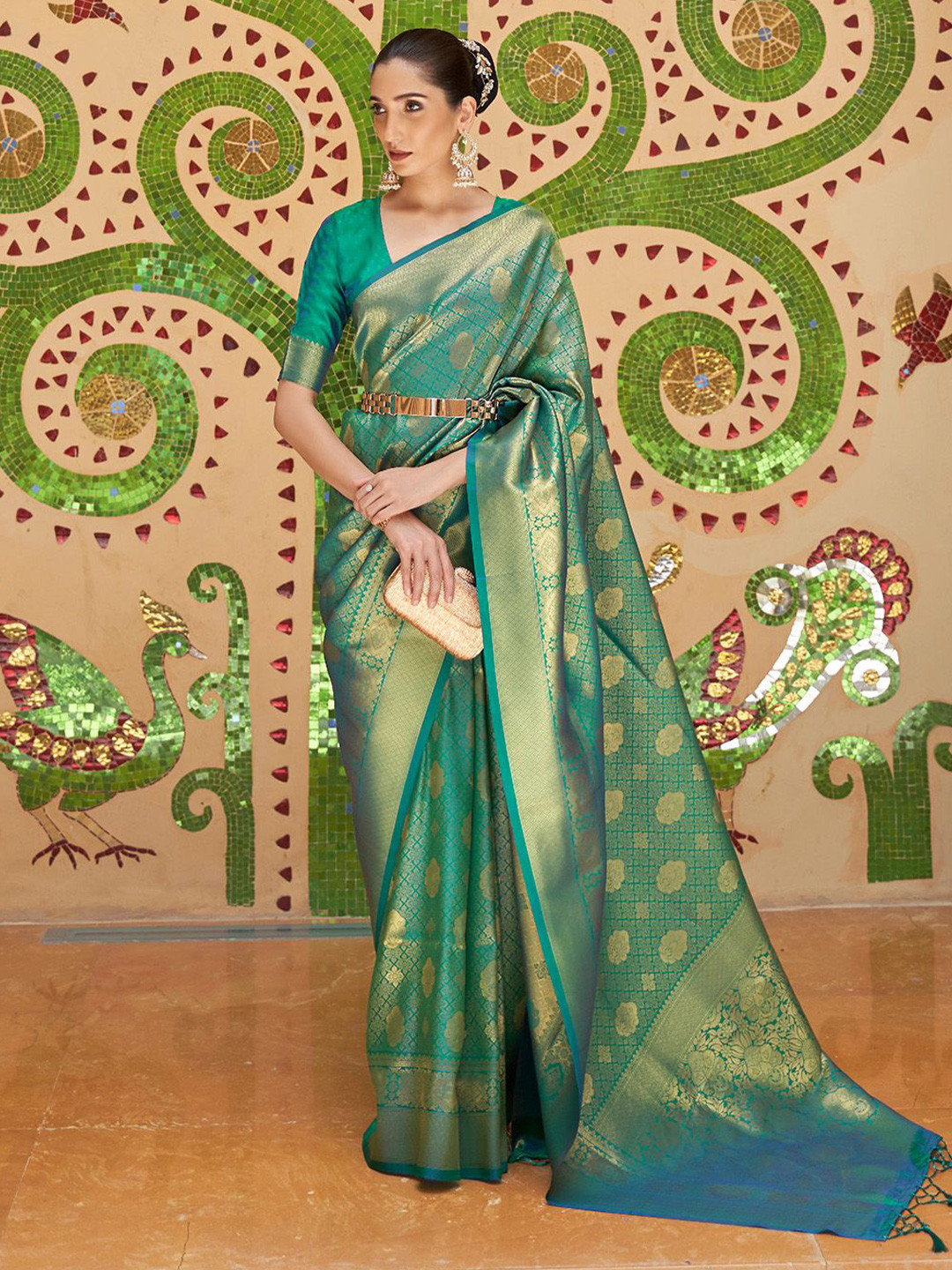 

Ishin Woven Design Banarasi Saree With Blouse Piece, Green