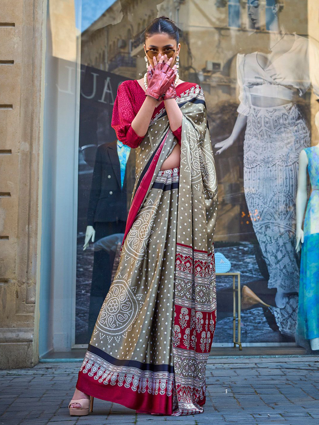 

Ishin Ethnic Motifs Satin Saree, Red