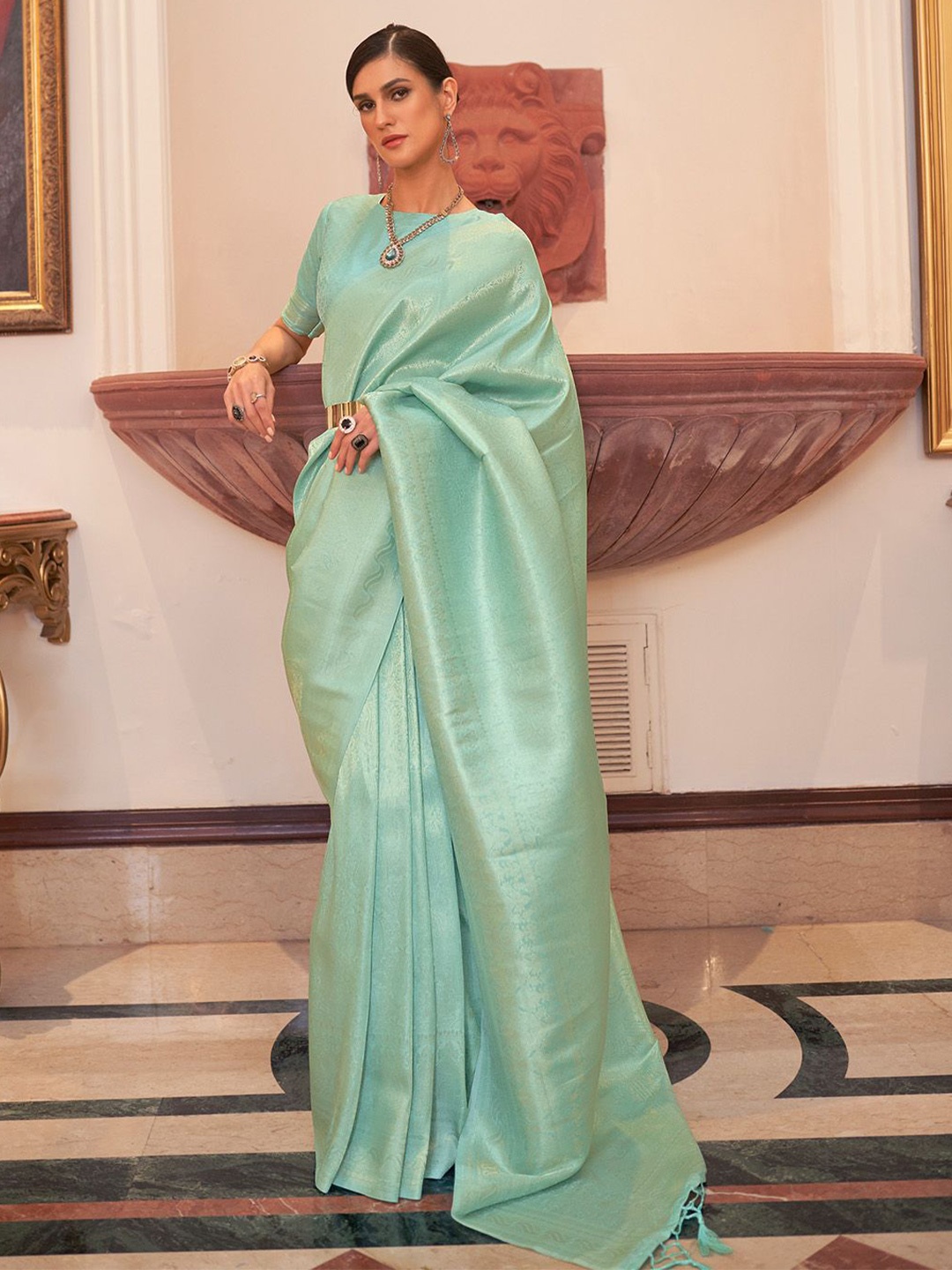 

Ishin Ethnic Motifs Woven Design Zari Banarasi Saree, Green